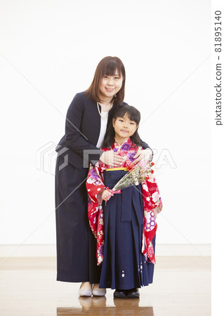 Graduation ceremony parent and child Graduation ceremony parent and child 81895140