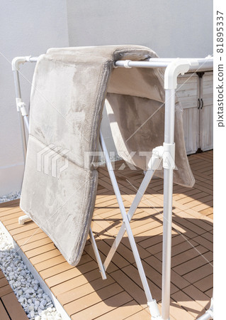 在晾衣繩上晾乾的床墊 在晾衣繩上晾乾的床墊 81895337