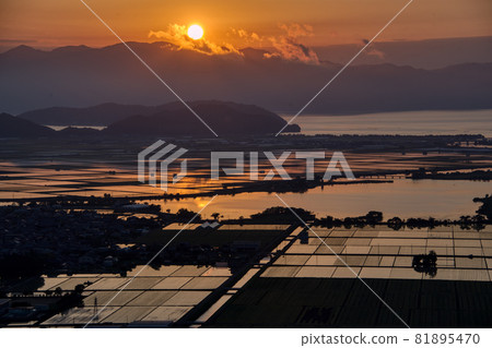 Paddy fields and night view dyed in the sunset from the Inokosan Park observatory 81895470