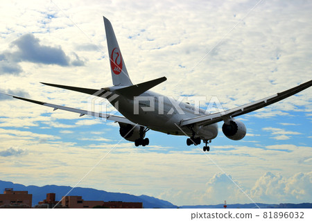 大阪國際機場JAL飛機降落準備就緒森ji川ji 大阪國際機場JAL飛機降落準備就緒森ji川ji 81896032