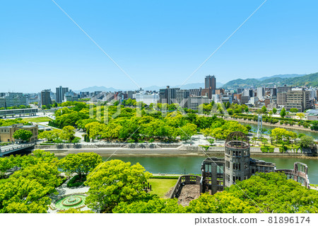 廣島縣廣島市：天氣晴朗的原子彈爆炸穹頂和廣島的街道 81896174