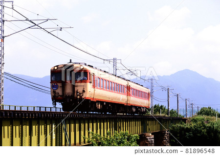 1998 兩艘 Kiha 58 系列快速 Iwami 班輪穿越鐵橋 81896548