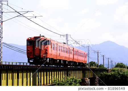 1998 兩輛 Kiha 47 系列普通列車過鐵橋 81896549