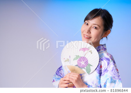 穿著內褲的浴衣的女人 穿著內褲的浴衣的女人 81896844