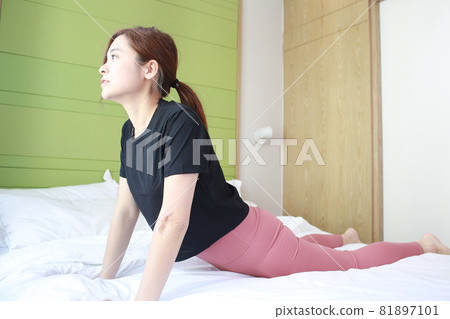 woman try to relax her leg 81897101