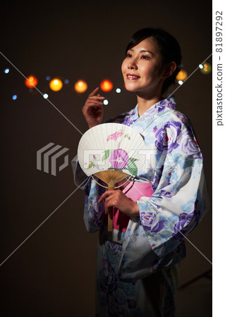 穿著內褲的浴衣的女人 穿著內褲的浴衣的女人 81897292