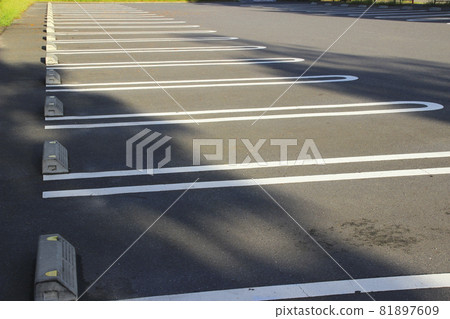 Parking lot (U-shaped, double line, flat, self-propelled, outdoors, with car stop) 81897609