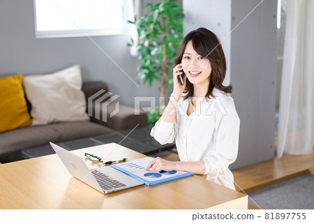 打工作電話的年輕女人 81897755