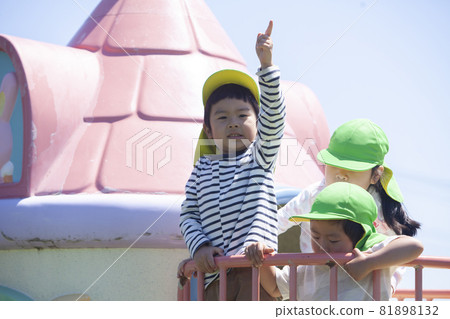 Boy playing in the garden Boy playing in the garden 81898132