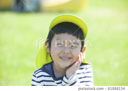 在花園裡玩耍的男孩 81898134