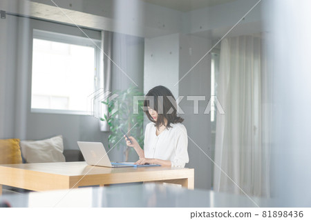 在家工作的年輕女商人 在家工作的年輕女商人 81898436