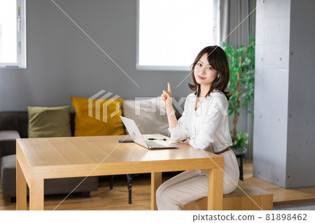 Young business woman working from home 81898462