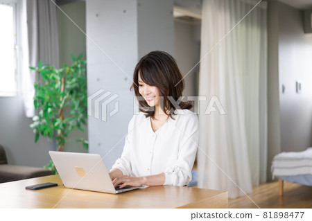 Young business woman working from home 81898477