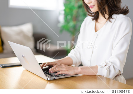 Young business woman working from home 81898478