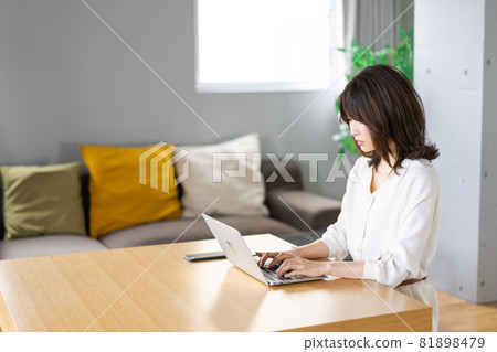 Young business woman working from home 81898479
