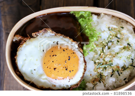 便當盒裡的漢堡牛排便當 81898536