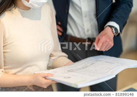 一位男商人請一位女士解釋合同 一位男商人請一位女士解釋合同 81899146