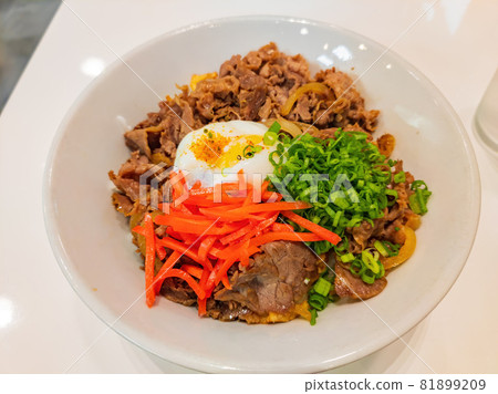 Close up shot of beef rice Close up shot of beef rice 81899209