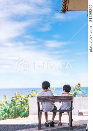 兄弟們在盛夏的炎熱中休息 兄弟們在盛夏的炎熱中休息 81899265