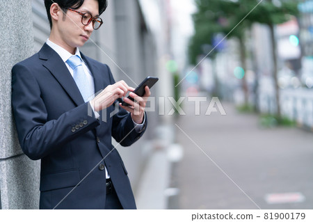 Smartphone business man Smartphone business man 81900179