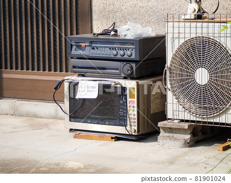 戶外傾倒的舊電器 戶外傾倒的舊電器 81901024