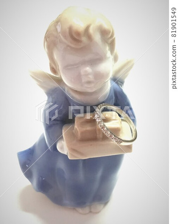 Angel with a diamond ring 81901549