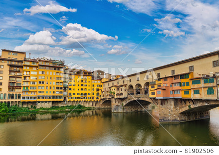 Florence Italy, city skyline at Ponte Vecchio Bridge and Arno River, Tuscany Italy 81902506