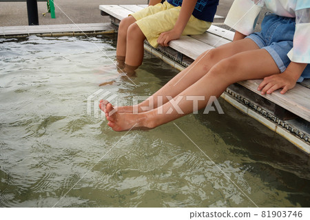 孩子們在戶外泡腳 81903746