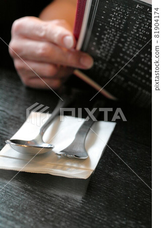 叉子、勺子、手和菜單 81904174