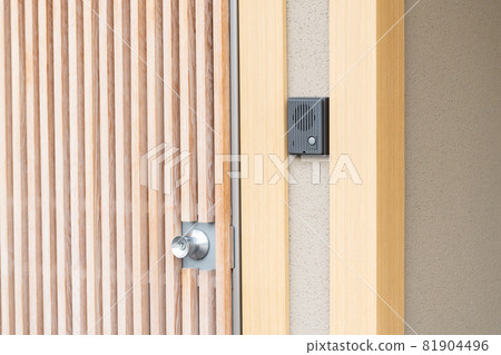 Intercom mounted on the wall of the house 81904496