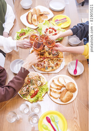 Home party toasting group casual party dining table image material Home party toasting group casual party dining table image material 81905021