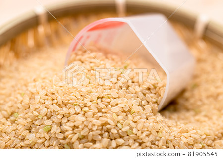 糙米作為健康食品廣受歡迎 濾器中的生糙米 糙米作為健康食品廣受歡迎 濾器中的生糙米 81905545