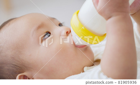 自己用奶瓶喝奶的嬰兒（育兒/育兒） 81905936