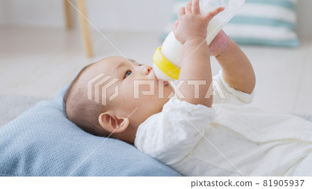 自己用奶瓶喝奶的嬰兒（育兒/育兒） 81905937