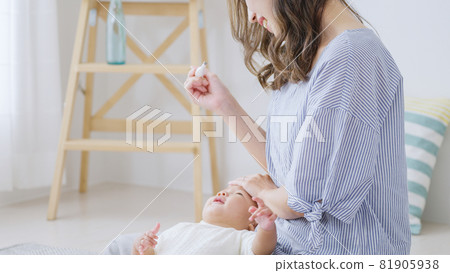 用溫度計測量感冒寶寶體溫的媽媽（家庭/家庭/育兒/育兒） 81905938