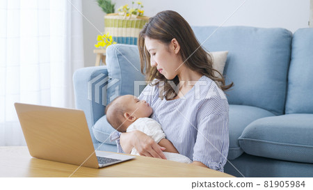 Moms and babies working on PCs (family, family, childcare, childcare, business) 81905984