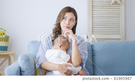 Mom holding a baby (family, family, childcare, childcare) 81905987