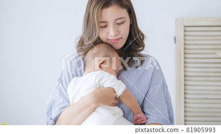 抱著嬰兒的媽媽（家庭、家庭、育兒、育兒） 81905993