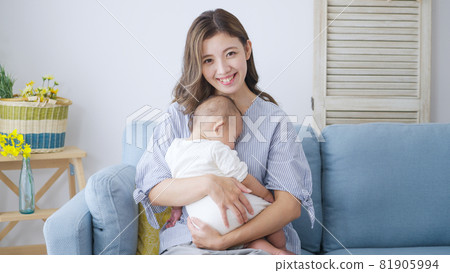 Mom holding a baby (family, family, childcare, childcare) 81905994