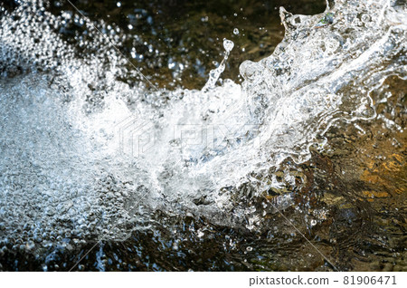 Spring water upstream of the dam | Cold famous water with high transparency and man-made objects that naturally blend in Spring water upstream of the dam | Cold famous water with high transparency and man-made objects that naturally blend in 81906471