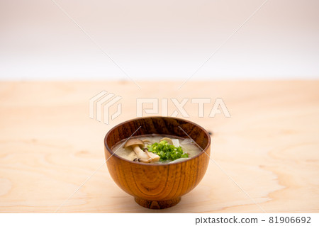 使用鹿兒島縣手工製作的味噌製作的島路味噌湯 使用鹿兒島縣手工製作的味噌製作的島路味噌湯 81906692