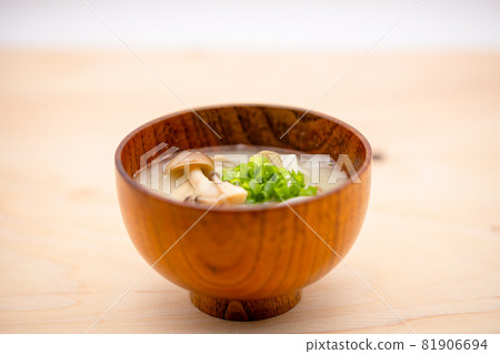 Shimeji miso soup made from handmade miso from Kagoshima prefecture Shimeji miso soup made from handmade miso from Kagoshima prefecture 81906694