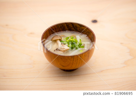 Shimeji miso soup made from handmade miso from Kagoshima prefecture Shimeji miso soup made from handmade miso from Kagoshima prefecture 81906695