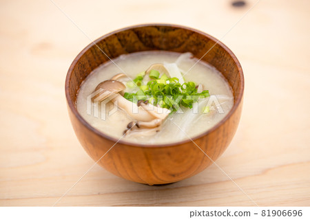 Shimeji miso soup made from handmade miso from Kagoshima prefecture 81906696