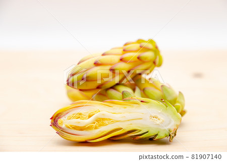 Table photo of dragon fruit buds 81907140