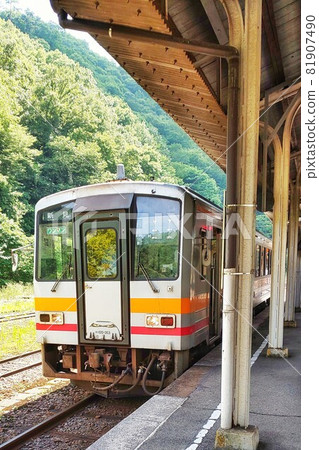 [Hiroshima Prefecture] Geibi Line Kiha, a single train stopped at Bingo-Ochiai Station 81907490