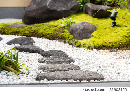 Japanese-style garden with stepping stones Japanese-style garden with stepping stones 81908153