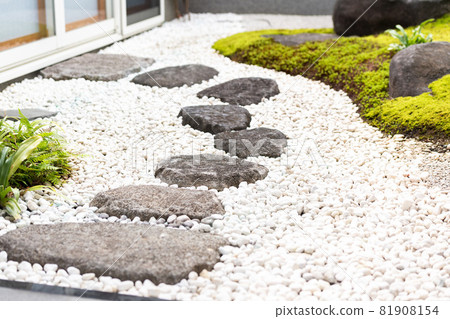 Japanese-style garden with stepping stones Japanese-style garden with stepping stones 81908154