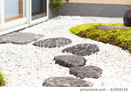 Japanese-style garden with stepping stones 81908156