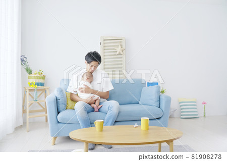 抱著嬰兒的父親 81908278
